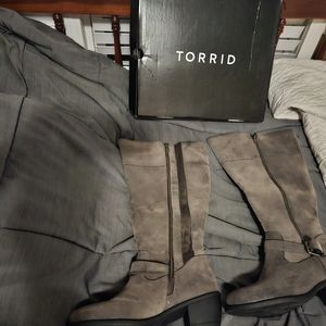 Torrid 4B Gry Oilsuede Dbl Buckle Knee Boots